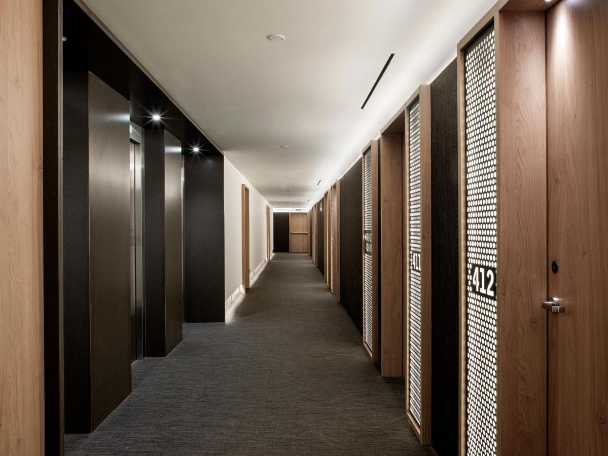 Me Barcelona Hotel Exterior photo A corridor at the hotel