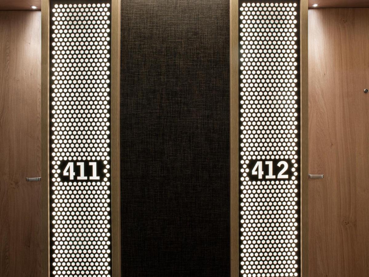 Me Barcelona Hotel Exterior photo Doors to the suites