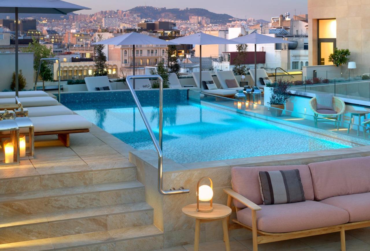 Me Barcelona Hotel Exterior photo The hotel's rooftop pool