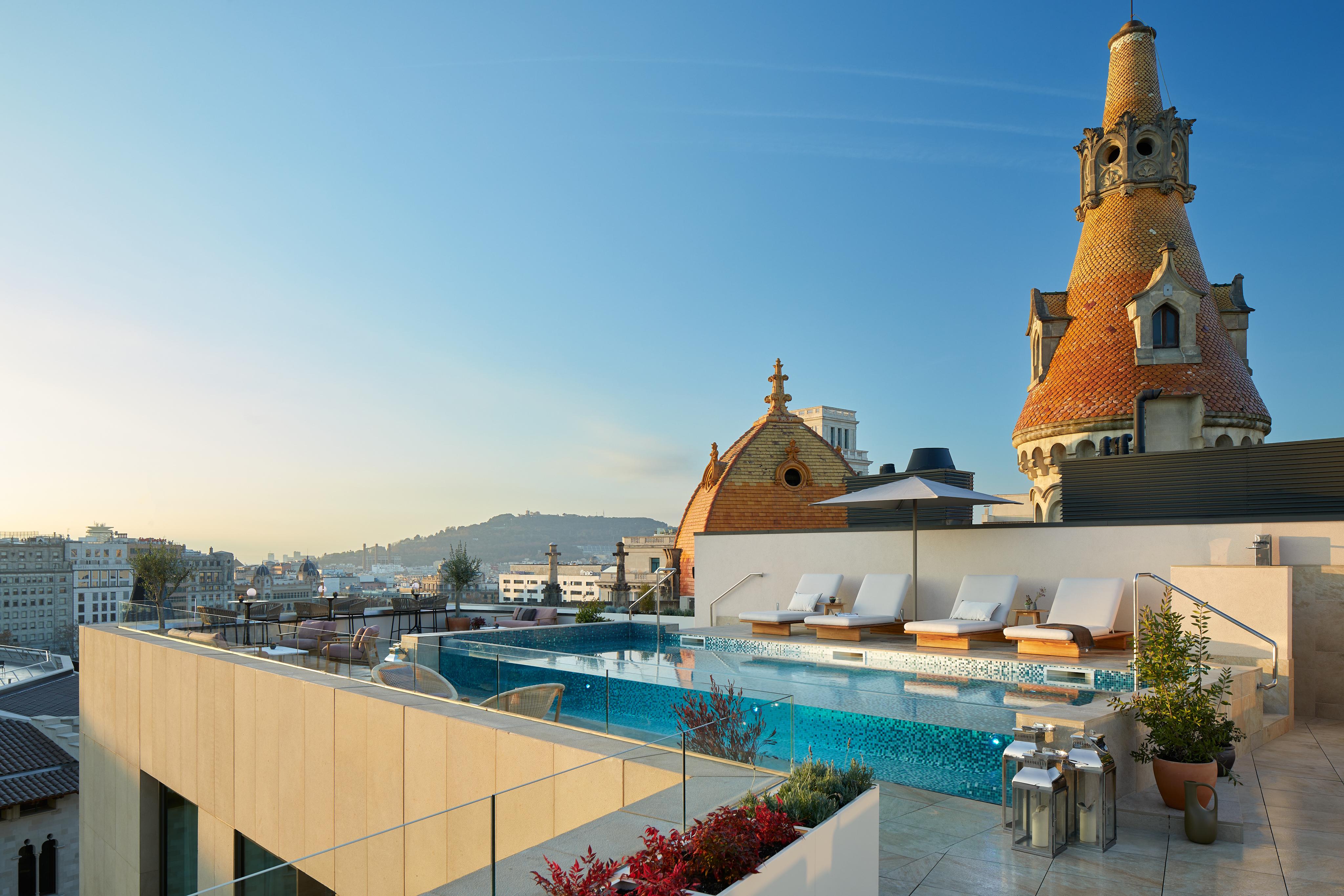 Me Barcelona Hotel Exterior photo The hotel's rooftop pool
