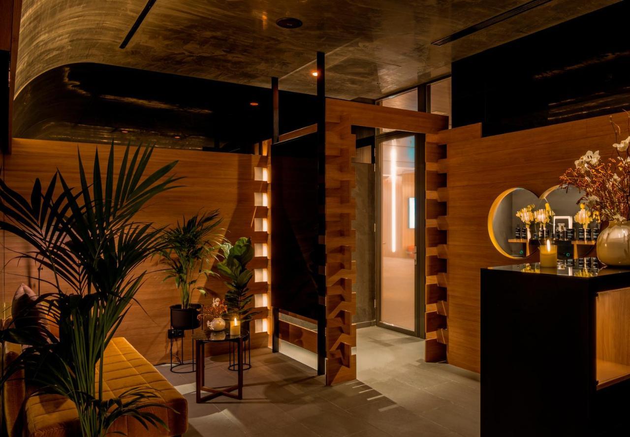 Me Barcelona Hotel Exterior photo The interior of the spa